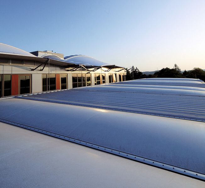 Sichtbar sind die Membrankissen und das textile Hauptdach zur Tageslichtnutzung. (Bild: ZAE)