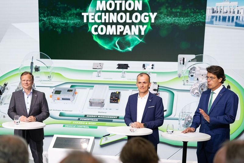 Pressekonferenz zur Eröffnung des Schaeffler Automotive Symposiums 2026 (v.l.): Klaus Rosenfeld, Vorsitzender des Vorstands der Schaeffler AG, zusammen mit Matthias Zink, Vorstand Powertrain & Chassis, und Thomas Stierle, Vorstand E-Mobility.(Bild:  Schaeffler | Daniel Karmann)