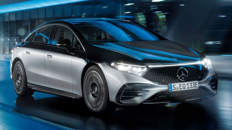 Mit dem EQS will Mercedes das Feld bei der Elektromobilität von hinten aufrollen.(Bild:  Mercedes)