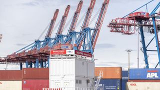 Blick auf die neue Landstrom-Versorgungsanlage am Containerterminal Tollerort (CCT) der Hamburger Hafen und Logistik AG. Solche Anlagen sollten Containerschiffe am Liegeplatz mit Strom versorgen, damit die Diesel abgestellt werden können. Das wurde nun erstmals geschafft. (Bild: HHLA)