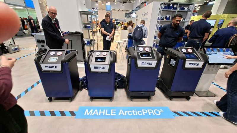 Feierte auf der Automechanika Weltpremiere: Die vollständig neue Reihe an Klimaservicegeräten von Mahle. (Bild: Dominsky – VCG)