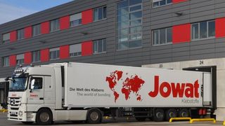 Eine neue Halle mit 20 Verladetoren erweitert die Lagerfläche beim Klebstoff- und Leimhersteller Jowat. Koch hat dort die Torabdichtungen entscheidend verbessert. (Bild: Koch)