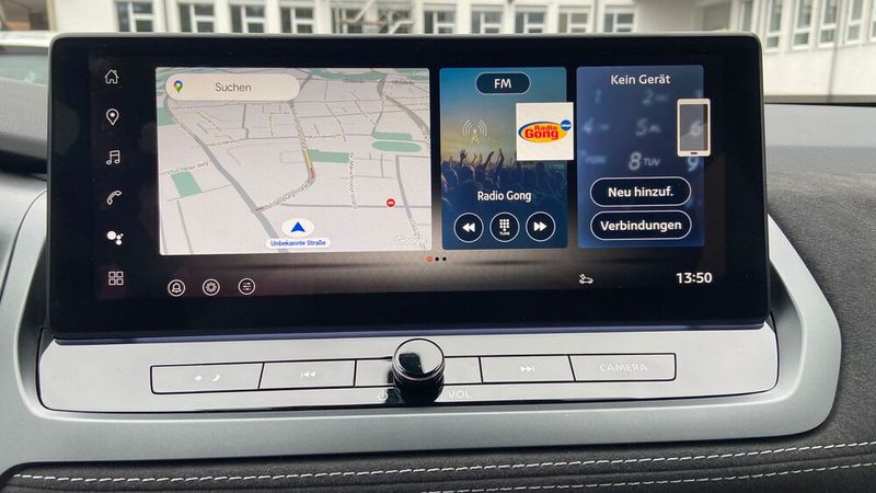 Das Bedienkonzept im Nissan Qashqai gibt wenig Rätsel auf. Reinsetzen und losfahren lautet hier das Motto – auch dank der zugrundeliegenden Google-Technologie. Der Drehknopf für die Lautstärke ist eigentlich ein schönes Detail, aber durch seine schräge Anordnung lässt er sich schlecht greifen – schade drum. (Bild: Kuhn – VCG)