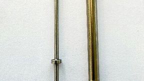 Nadel-Fertigung aus dem Vollen. Rechts das Roh-, links das Fertigteil. (Bild: Tschudin)