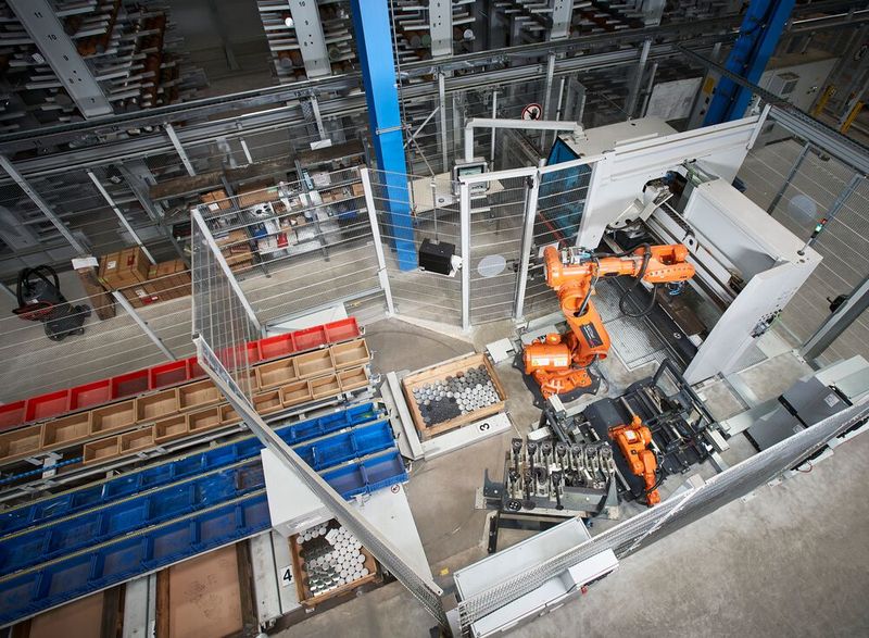 Im Rahmen der Investitionen, die Hagelauer Dewald mit der Kasto-Technik getätigt hat, wurde auch ein Roboter des Typs Kastosort angeschafft. Hier entnimmt er gesägte Abschnitte aus der Säge und sortiert sie in bereitstehende Paletten. (Bild: Kasto)