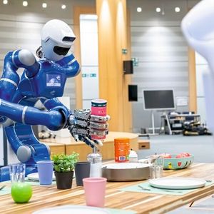 Die Forschenden im euROBIN-Netzwerk arbeiten daran, dass künftig auch verschiedene Robotern zusammenarbeiten können. Bei der gemeinsamen Aufgabe „Frühstückstisch abräumen“ hier agieren insgesamt vier verschiedene Roboter jeweils selbstständig, unter „Rücksichtnahme“ der anderen Roboter.(Bild:  DLR (CC BY-NC-ND 3.0))