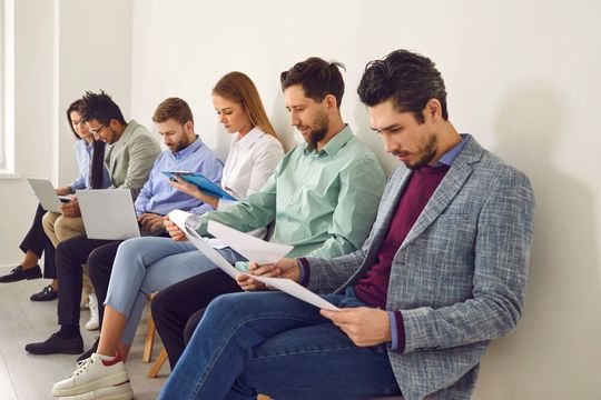 Momentan gibt es knapp 129.000 unbesetzte Stellen in Ingenieur- und IT-Berufen.(Bild:  © Studio Romantic – stock.adobe.com)