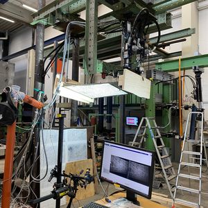 Demonstrator eines Ruderteils mit thermoplastischen Sandwichschalen während der Prüfung im multiaxialen Prüfstand im DTU Structural Lab an der Technischen Universität Dänemark(Bild:  DTU)