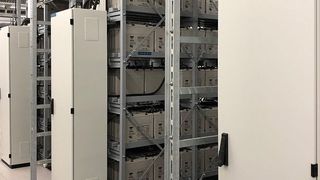 Ausfallsicherheit gehört zu den Kriterien, nach denen Kunden und Auditoren Rechenzentren bewerten, mit entsprechenden vertraglichen Vereinbarungen. Wie sie sich herstellen lässt, gehört zu den Überlegungen bei der Planung eines Datacenter. (Diese Aufnahme der USV-Batterien) entstand im neuen Rechenzentrum von E-Shelter, Unterschleißheim.  (Ulrike Ostler/ Vogel IT-Medien GmbH)