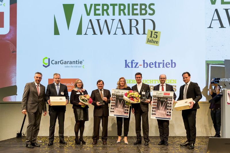 Am Ende der Award-Verleihung dankten (v.l.) Chefredakteur Wolfgang Michel, VBM-Geschäftsführer Florian Fischer und Chefredakteurin Silvia Lulei den Vertretern der beiden Sponsoren Car-Garantie und Santander Consumer Bank für ihre 15-jährige Treue zum Vertriebs Award.   (Bild: Stefan Bausewein)