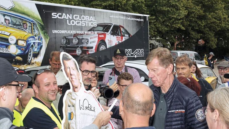 Wo er auch auftauchte, wurde er von Fans umringt: Walter Röhrl. Bei der Neuauflage drehte sich ganz viel um den zweifachen Rallye-Weltmeister. (Bild: OLYMPIA-RALLYE’72 MOTORWORLD REVIVAL 2022)