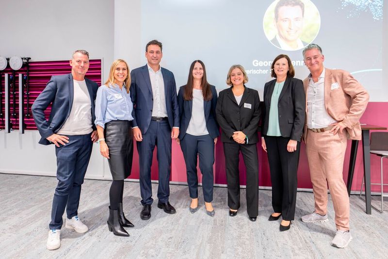 Alle Speaker des TD-Synnex-&-Microsoft-KI-Symposiums: (v. l.) Michael Görner und Carolin Friedl (TD Synnex), Georg Eisenreich (Bayerisches Staatsministerium für Justiz), Edith Wittmann (Microsoft), Prof. Dr. Isabell Welpe (Technische Universität München), Barbara Koch (TD Synnex) und Moderator Andreas Waltenspiel (Waltenspiel Consulting) (Bild: TD Synnex)