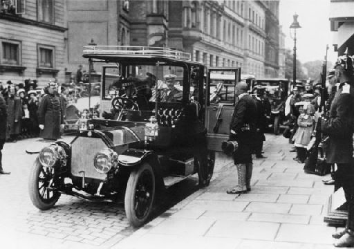 Kaiser Wilhelm II. und Bürgermeister Burchardt in Hamburg im Bürgermeisterwagen von J.A. Schlüter Söhne (1911). (Archiv: Vogel Business Media)