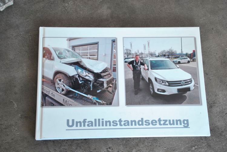 Pfiffige Mitarbeiteridee: Ein Fotobuch dokumentiert, was es heißt, einen Fast-Totalschaden wieder instandzusetzen. Da versteht manch Kunde plötzlich, warum eine Reparatur „so lange dauert“ oder „so viel kostet“. (Dominsky/»kfz-betrieb«)