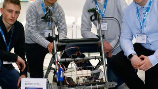 Der BMBF-Sonderpreis ging an den Smollator von Robin Breitfelder, Jamal Lkhaouni, Tim Jungnitz und Maximilian Krebs (v.l.n.r.) vom Gymnasium Lindlar. (VDE)