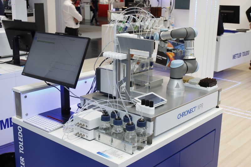 Zur Einwaage pulverförmiger Substanzen im unteren Milligramm-Bereich sowie zur Erstellung von Lösungen eignet sich das Chronect XPR System. Die automatisierte Workstation übernimmt den Wägeprozess für bis zu 32 Pulver und 6 verschiedene Flüssigkeiten in bis zu 288 Gefäße. Neu ist nun, dass das Gemeinschaftsprojekt von Mettler-Toledo, Axel Semrau und Jüke Systemtechnik auch um eine eine Schnittstelle zur HPLC-Technik von Agilent ergänzt werden kann, sodass die Daten der Probenvorbereitung direkt an die HPLC weitergegeben werden können. (LABORPRAXIS, C. Lüttmann)