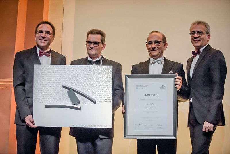 Der hessische Minister für Wirtschaft, Energie, Verkehr und Landesentwicklung, Tarek Al-Wazir, überreichte den Preis an das Management-Team: Enis Ersü, Dr.-Ing. Johannes Giet, Hans Jürgen Christ (v.r.n.l.). (Isra)