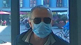 Auf bisher bekannten Bildern trägt der Tatverdächtige im Falle von betrügerisch angebotenen Autos immer Maske und Sonnenbrille. (Bild: Bild Tatverdächtiger 4 / CC BY-SA)