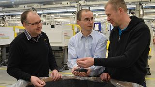 Der Umwelt verpflichtet: Andreas Wehrse, Energiebeauftragter Minden; Achim Zerbst, Energiemanagement-Beauftragter und Stephan Dworsky, Energiebeauftragter Sondershausen (v.l.) tragen als Mitglieder des Wago-Energieteams dafür Sorge, dass Rohstoffe wie zum Beispiel Kunststoffgranulat effizient verwendet und recycelt werden. (Wago)