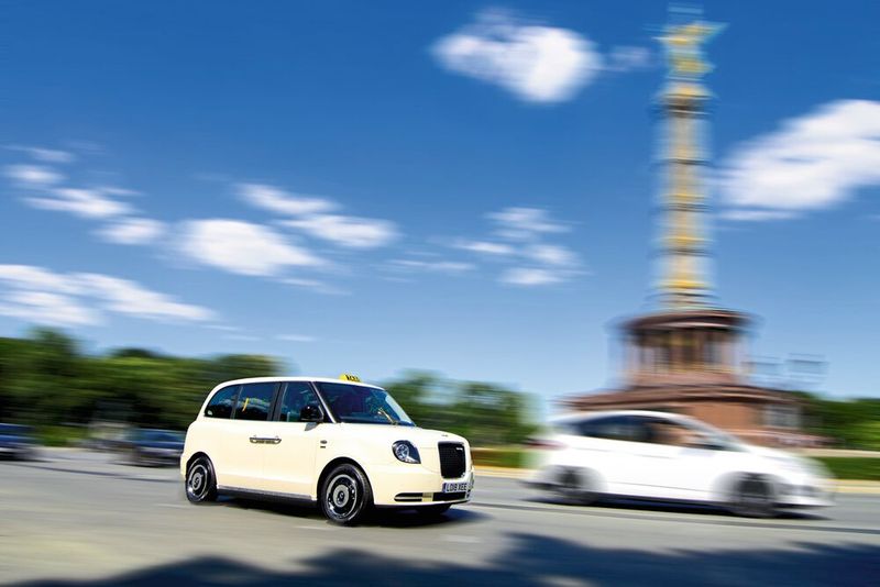 Das „London Taxi“ in seiner modernen, elektrisch betriebenen Version soll nach Deutschland kommen. Hier ist es schon mal in Berlin unterwegs. (Bild: LEVC)