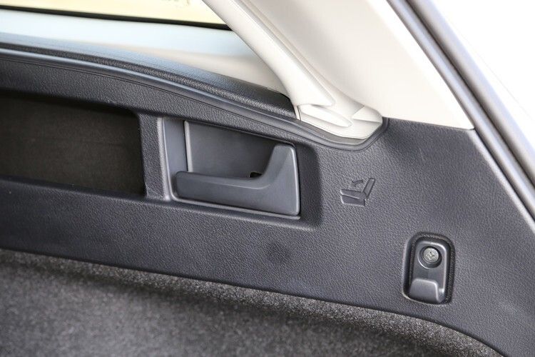 Toyota will mit hohen Nutzwert punkten: Die Rücksitze lassen sich durch einen Hebel im Kofferraum mit einem Handgriff umklappen, wodurch das Gesamtvolumen auf 1.658 Liter steigt. (Foto: Bjoern Habegger)