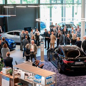 Blick in den neuen Showroom beim offiziellen Empfang.(Bild:  Silke Rosar, Fotostudio Camera Obscura 3D-Visualisierung)