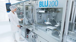 Die Blistermaschine BLU 200 wird über Smart Control gesteuert. Die graphische Bedienoberfläche ist intuitiv gestaltet, so dass die Maschinenbediener sich schnell einarbeiten und die Maschine bei Formatwechseln selbst einrichten können.  (Bild: Uhmann)