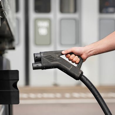Andere Flotten im eigenen Depot laden lassen: Mit dieser Idee will der Bundesverband Güterkraftverkehr Logistik und Entsorgung ein Ladenetzwerk für E-Lkw etablieren. (Bild: Daimler Truck)