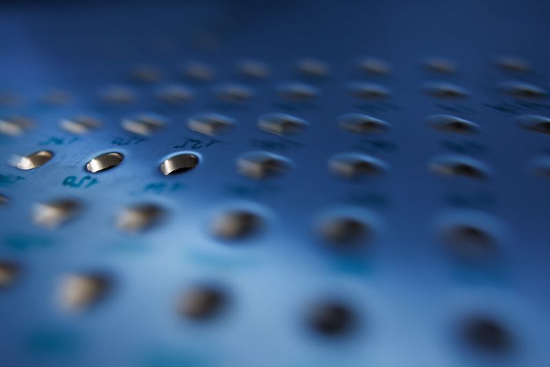 Durch lokales kurzzeitiges Erwärmen mit dem Laser können hochfeste und ultrahochfeste Bleche aus Titan, Edel- oder Federstahl mit hoher Qualität geschnitten werden. (Bild: Fraunhofer-IPT)