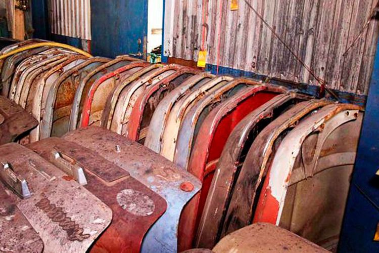 Der Eigner, selbst schon im Rentenalter, will zumindest einen Teil der Sammlung für die Zukunft sichern. Ersatzteile für die nicht mehr ganz intakten Volvo-Fahrzeuge scheinen ausreichend vorhanden zu sein. (Barnfinds.com )