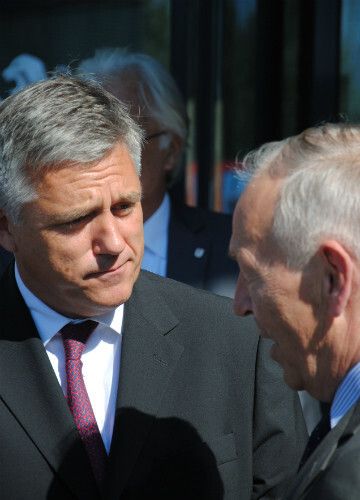 Im Gespräch: Marcel de Rycker (li.), Geschäftsführer Peugeot Deutschland, und Michel Giacobbi, französischer Generalkonsul. (Foto: Baeuchle)