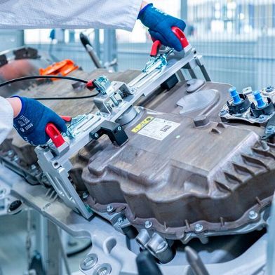 Im BMW-Werk Landshut ist die Vorserienproduktion der Steuereinheit Energy Master für den iX5 Hydrogen gestartet. (Bild: BMW)