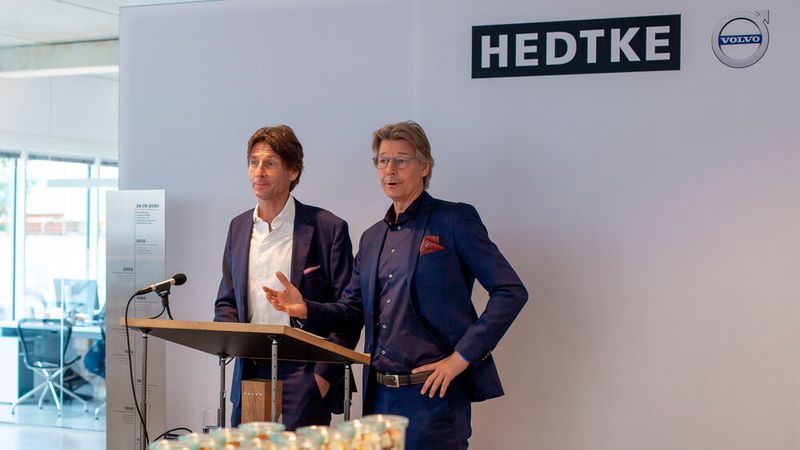 Holger Hedtke  (li.) und Michael Hedkte hießen die Gäste der Eröffnungszeremonie willkommen und freuten sich über das Geschenk von Volvo Deutschland: Eine Stele, auf der die Meilensteine von Volvo und vom Autohaus Hedtke festgehalten sind. (Bild: Drive Me/Max Weiglin)