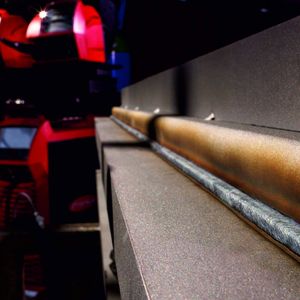 Perfekte, lange und gleichmäßige MIG/MAG-Nähte von Hand in einem Zug durchschweißen – mit Velo, dem Velocity Assistant von Fronius, ist das keine Hexerei.(Bild:  Fronius)