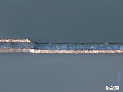 Bild 8: Der Pico-Sekunden-Laser LPKF ProtoLaser R ermöglicht die Ablation nahezu ohne Wärmeeinflusszone und sehr präzisem Materialabtrag. Vollständig entferntes Kupfer nach zwei Durchgängen (12 μm Cu auf 50 μm Polyimid (Pyralux TK125012R). (LPKF Laser & Electronics)
