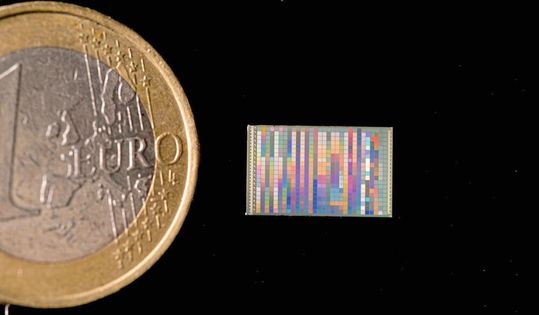 Forscher haben einen Farbsensor entwickelt, der direkt auf Chipebene realisiert wurde. Solche Sensoren können in Displays oder bei LEDs verbaut werden, um die Farben zu messen. Forscher haben einen Farbsensor entwickelt, der direkt auf Chipebene realisiert wurde. Solche Sensoren können in Displays oder bei LEDs verbaut werden, um die Farben zu messen.