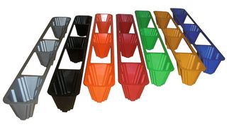 Drei Kunststoffkufen braucht es, um eine Holzpalette zu ersetzen. Die Ladungsträger sind aus recyceltem PP und PE gefertigt und damit wiederverwendtbar. (Bild: Toppy)