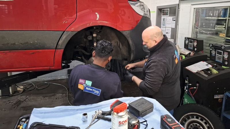 In der Werkstatt ist der Fachkräftmangel schon heute akut. Kfz-Mechatroniker aus Indien sind ein möglicher Lösungsansatz.(Bild:  Seegees)