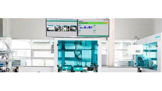 Die Smarte Systemoptimierung kann mit den hochfrequenten Daten Prozesse automatisiert beurteilen und Fehlerentstehung sowie Folgefehler in verketteten Anlagen aufdecken (rechter Bildschirm). (Bild: Fraunhofer IPA/IFF-Rainer Bez)