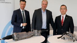 Kooperieren von nun an: Thomas Schmall, Chef der Konzern Komponente, Stefan Sommer, Vorstand bei Volkswagen, und Masatada Fumoto, CEO von NSK Europe (v.l.). (Volkswagen AG)