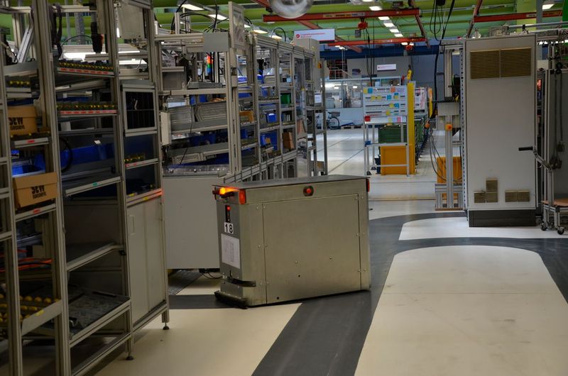 In dieser Produktionsinsel wird wohl bald ein Bauteil fertig sein: Ein leerer Wagen biegt schon mal ab und wartet.  (Bild: Jablonski)