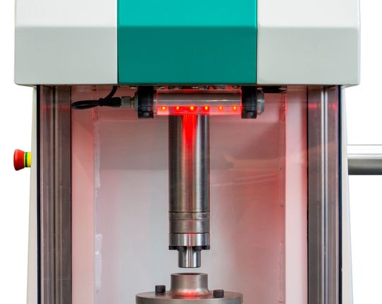 TOX Pressotechnik erweitert sein Programm an Standardpressen mit der Flexpress Compact, die ihre Parameter selbst im Blick hat, wie es heißt. Sie ist etwa für die Kleinstmontage konzipiert. Hier mehr Details zur Funktion und zum neuen Design.(Bild:  TOX Pressotechnik)