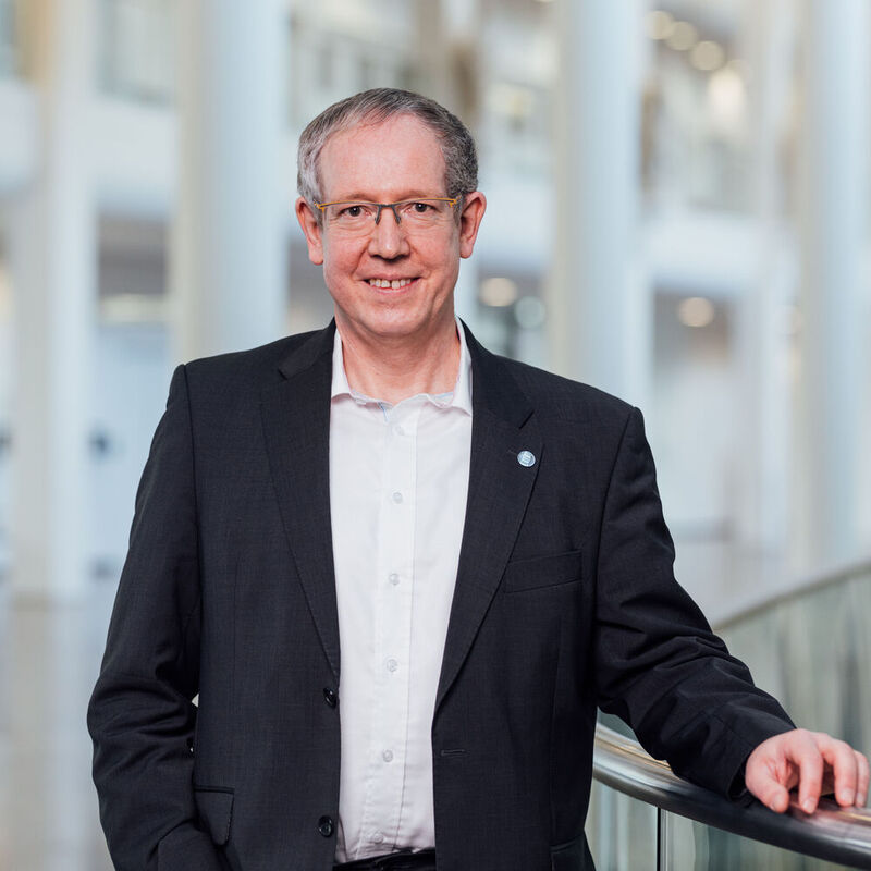 Der Autor, Prof. Dr. Roger Gläser von der Universität Leipzig, ist Leiter des Core Teams der Roadmap und Vorsitzender der German-Catalysis-Society-Kommission.