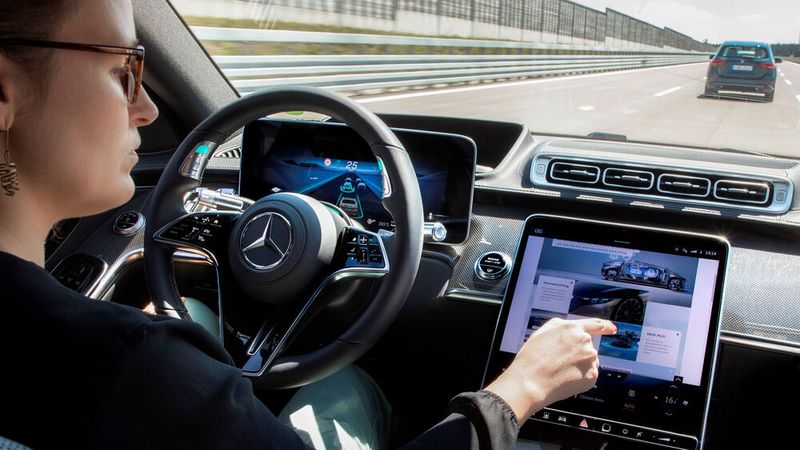 Bereits jetzt gibt es bei Fahrzeugen mit Assistenzsystemen um die 20 Prozent weniger Schäden.(Bild:  Mercedes-Benz)