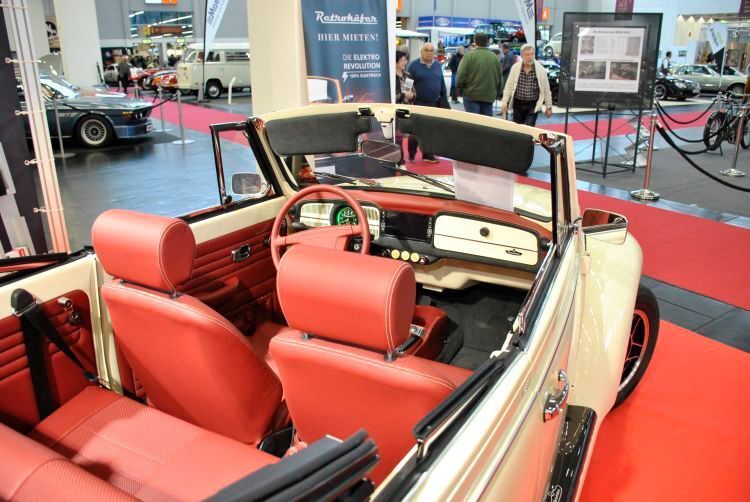 Im Innenraum sieht der Retrokäfer fast aus wie ein normaler, nicht ganz serienmäßig restaurierter Käfer. In Sachen Farbe und Sitzbezüge usw. haben Käufer freie Wahl. (Dominsky)