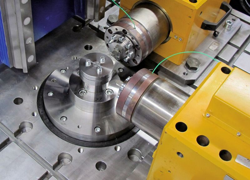 Bild 1: Mit der Mehrachspresse und den fünf Achsen können individuelle Umformoperationen realisiert werden. (Bild: IUL)