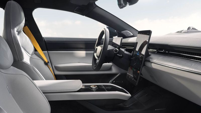 Der Innenraum ist extrem reduziert, und wirkt elegant und sportlich zugleich.  (Bild: Polestar)