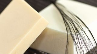 Die beiden hier gezeigten Schaumteile enthalten einen Anteil von recycliertem Material. (Bild: Fraunhofer-PYCO)