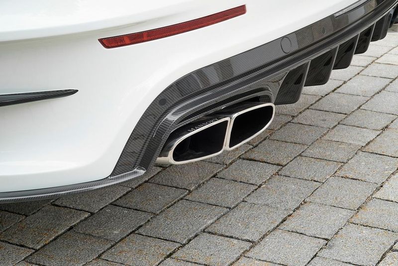 Weiter unten setzt die Heckschürze aus Carbon die Auspuff-Endrohre in Szene. (Mansory)
