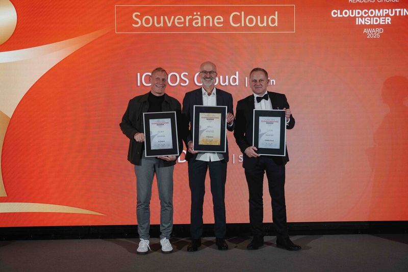 Die IT-Awards in der Kategorie „Souveräne Cloud“ gehen an A1 Digital (Silber), T-Systems (Gold) und IONOS (Platin), die Hans-Jürgen Werner, Thomas Weber und Daniel Benad entgegennehmen. (Bild: Manuel Emme Fotografie)
